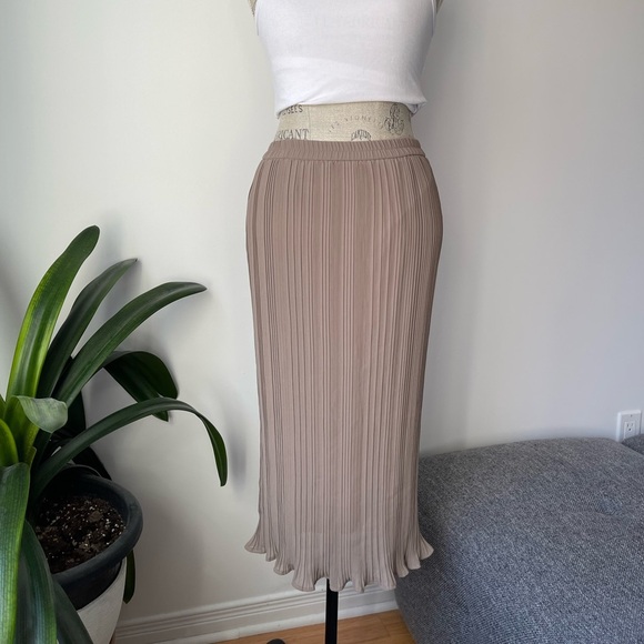 Uniqlo pleated midi skirt - Picture 2 of 9